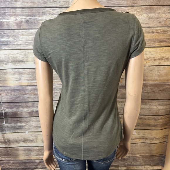 White House Black Market T Shirt Green XS Ribbon Silver Button Shoulders Crew - Picture 3 of 6